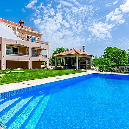 Majkovica - 4 Bedroom With Private Pool & En-suite Bathrooms & Parking 4*