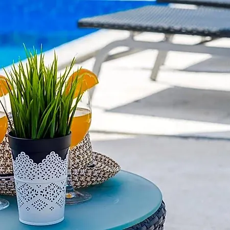 Majkovica - 4 Bedroom With Private Pool & En-suite Bathrooms & Parking