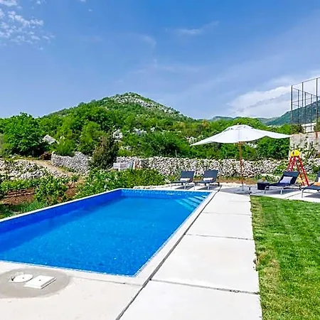 Hotel Majkovica - 4 Bedroom With Private Pool & En-suite Bathrooms & Parking