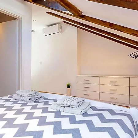 Hotel Majkovica - 4 Bedroom With Private Pool & En-suite Bathrooms & Parking