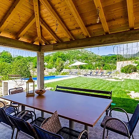 Majkovica - 4 Bedroom With Private Pool & En-suite Bathrooms & Parking 4*