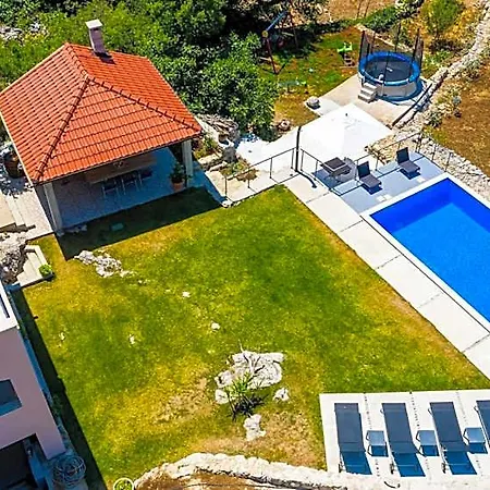 Hotel Majkovica - 4 Bedroom With Private Pool & En-suite Bathrooms & Parking
