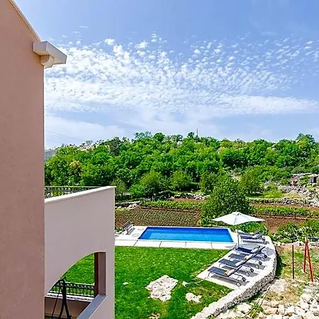 Hotel Majkovica - 4 Bedroom With Private Pool & En-suite Bathrooms & Parking 4*
