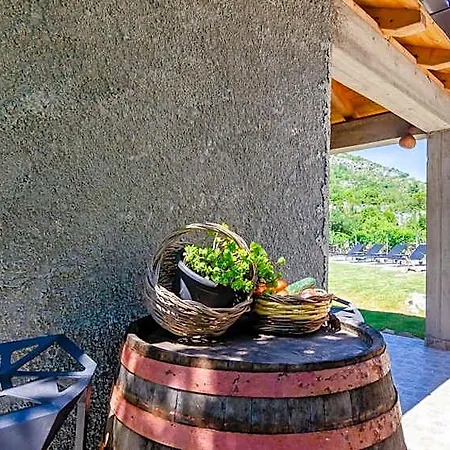 Majkovica - 4 Bedroom With Private Pool & En-suite Bathrooms & Parking Hotel