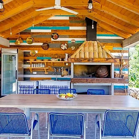 Majkovica - 4 Bedroom With Private Pool & En-suite Bathrooms & Parking Hotel 4*