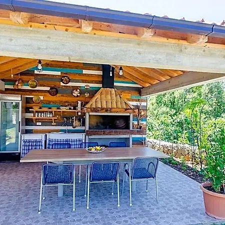Majkovica - 4 Bedroom With Private Pool & En-suite Bathrooms & Parking