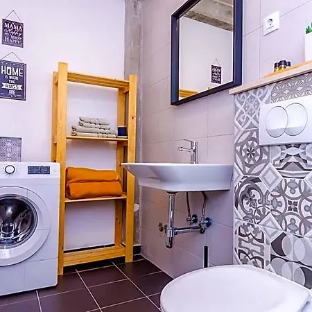 Majkovica - 4 Bedroom With Private Pool & En-suite Bathrooms & Parking